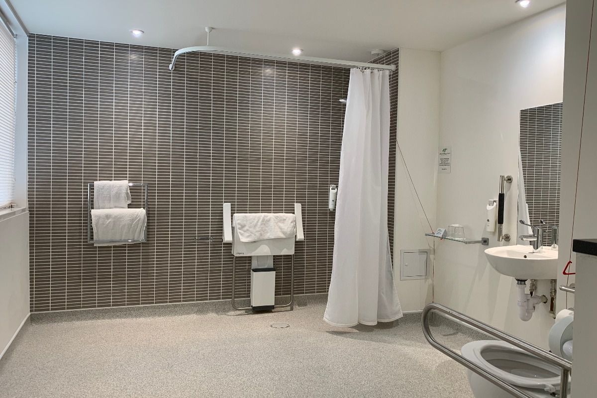 Holiday Inn Portsmouth accessible bathroom.