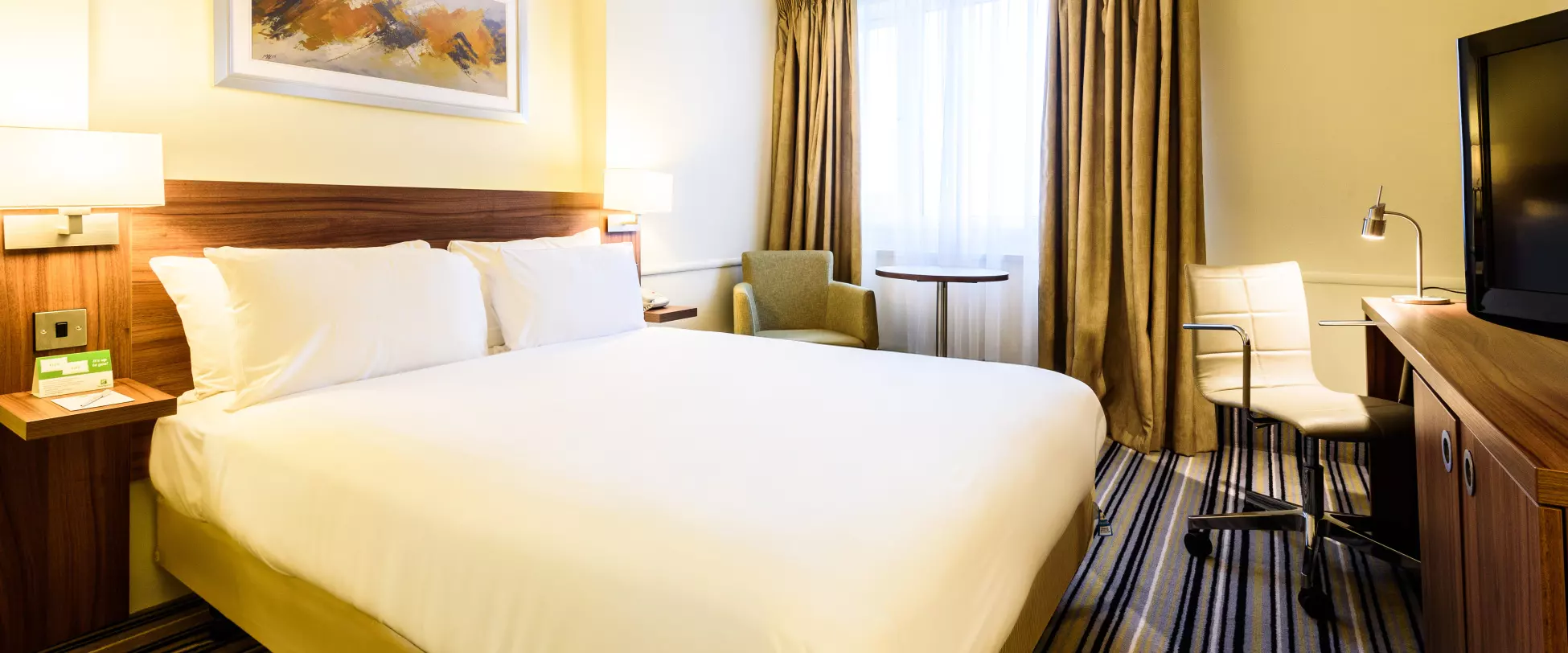 Holiday Inn Portsmouth Bedroom.