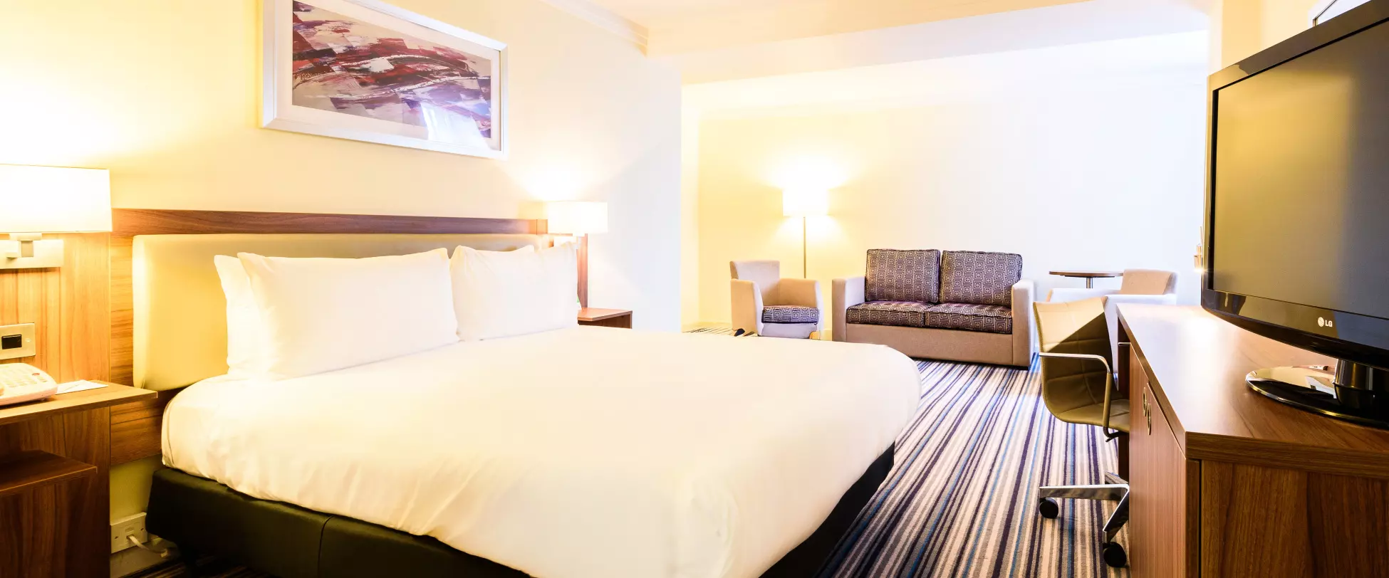 Holiday Inn Portsmouth Bedroom.